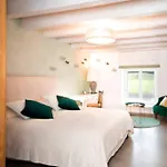 Les Champs: Dans Batisse De 1718 Renovee *