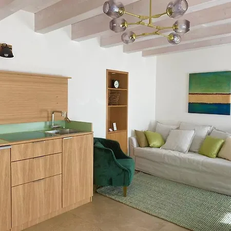 Les Champs: Dans Batisse De 1718 Renovee