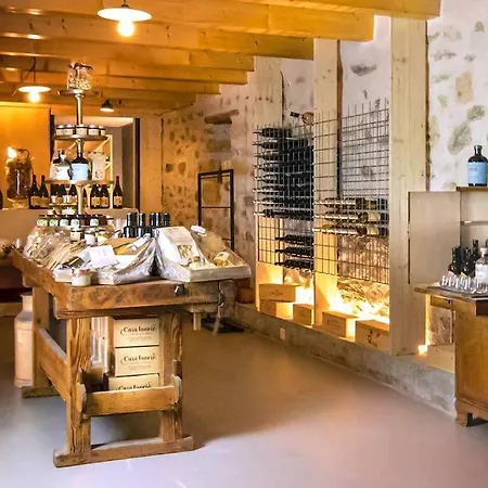 Les Champs: Dans Batisse De 1718 Renovee *