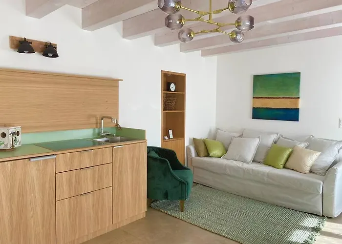 Les Champs: Dans Batisse De 1718 Renovee