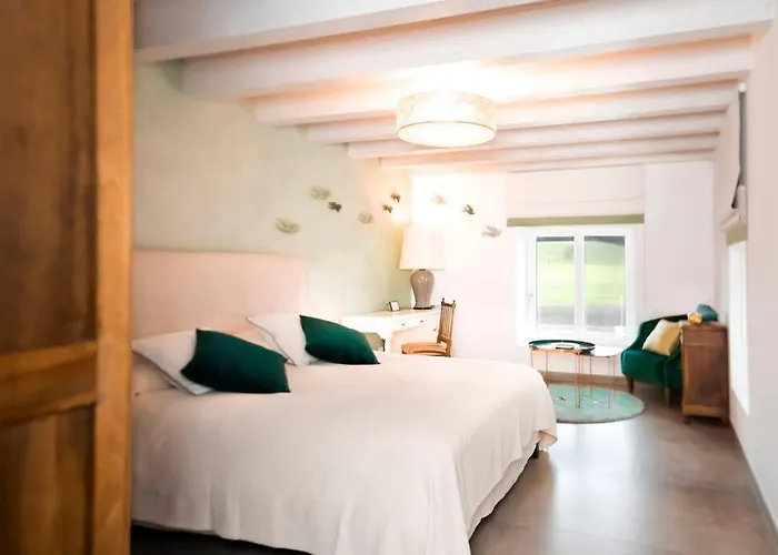 Les Champs: Dans Batisse De 1718 Renovee *