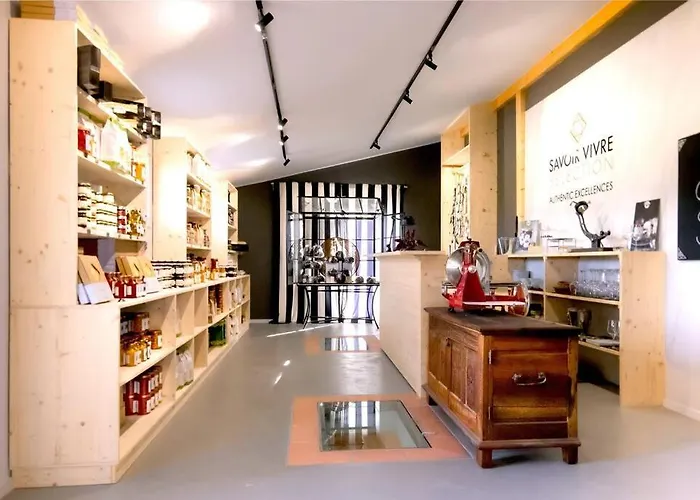 Les Champs: Dans Batisse De 1718 Renovee