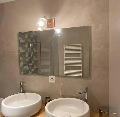 Les Champs: Dans Batisse De 1718 Renovee Apartament Cudrefin