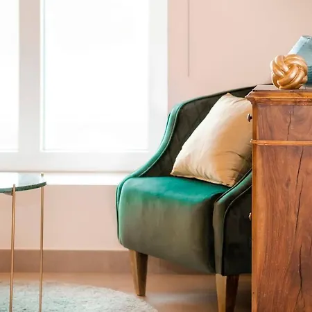 Les Champs: Dans Batisse De 1718 Renovee