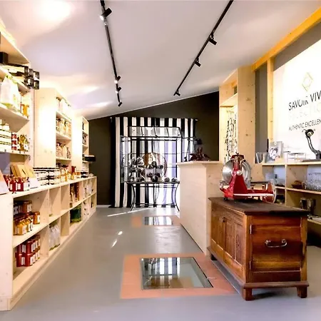 Les Champs: Dans Batisse De 1718 Renovee