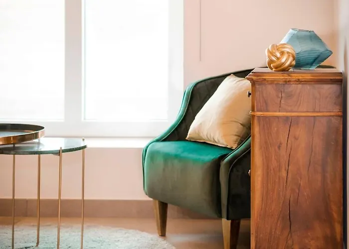 Les Champs: Dans Batisse De 1718 Renovee